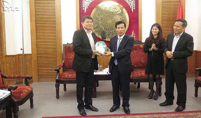 Deputy Minister Nguyen Ngoc Thien works with representative of Star Cruises