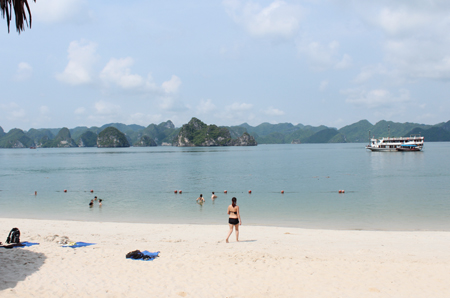 Quang Ninh recognizes additional two standard tourist beaches