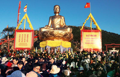 Yen Tu Buddhist spring festival begins 