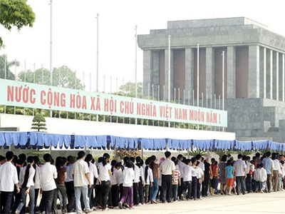 Over 39,000 people visit Ho Chi Minh mausoleum during Tet 2014