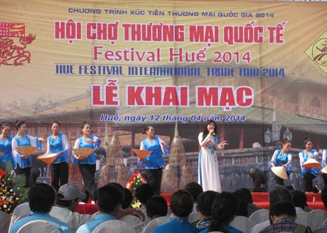 Hue Festival int’l trade fair attracts crowd
