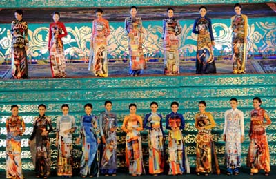 Ao Dai festival marks 60th anniversary of Hanoi's liberation