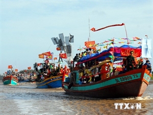 Thousands flock to sea worshipping festival in Tra Vinh