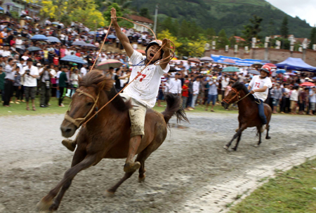 Trên 30.000 lượt khách xem đua ngựa Bắc Hà 2014