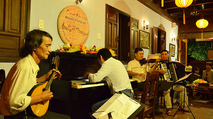 Music performance in Hoi An Ancient Town (Quang Nam Province)