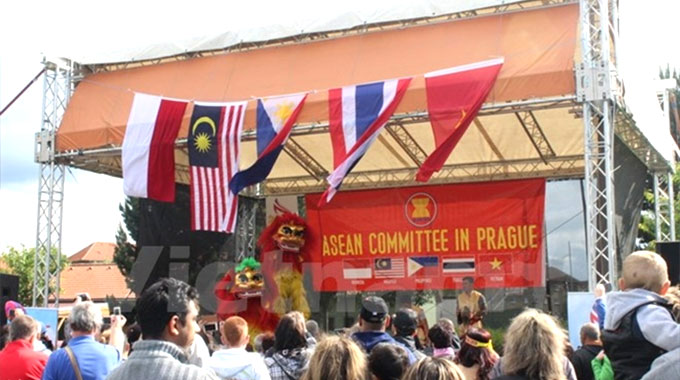 Vietnamese culture shines at regional festival in Czech Republic