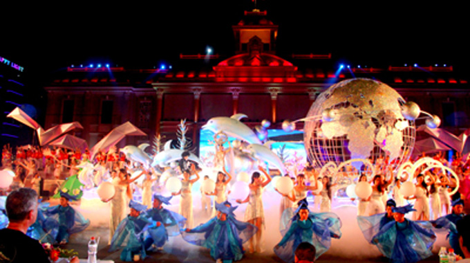 Ebullient and colorful street carnival of Nha Trang Sea Festival 2015