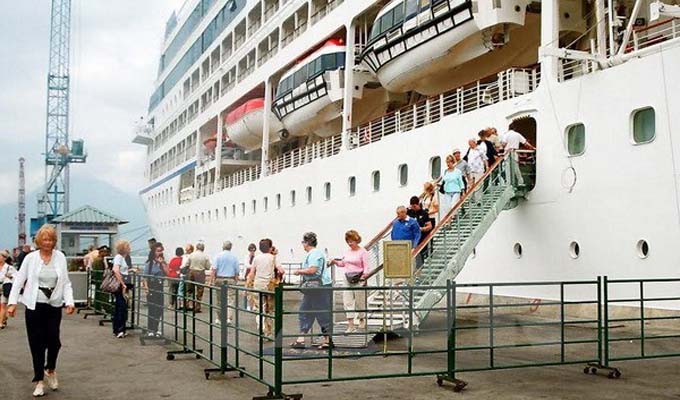 Tàu Voyager of the Seas chở 4.000 khách quốc tế cập cảng Chân Mây