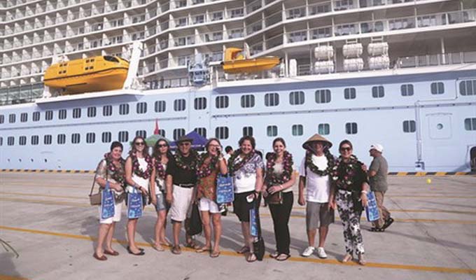 Hơn 1.000 khách tàu biển SuperStar Virgo cập bến thăm Việt Nam