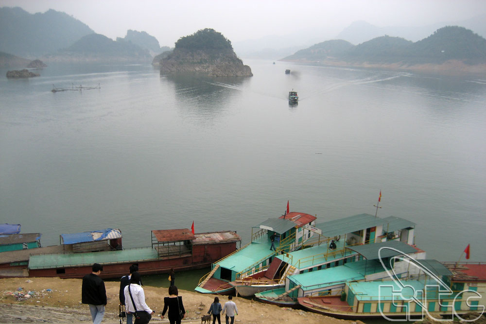 Hoa Binh works to develop Hoa Binh Lake national tourist area