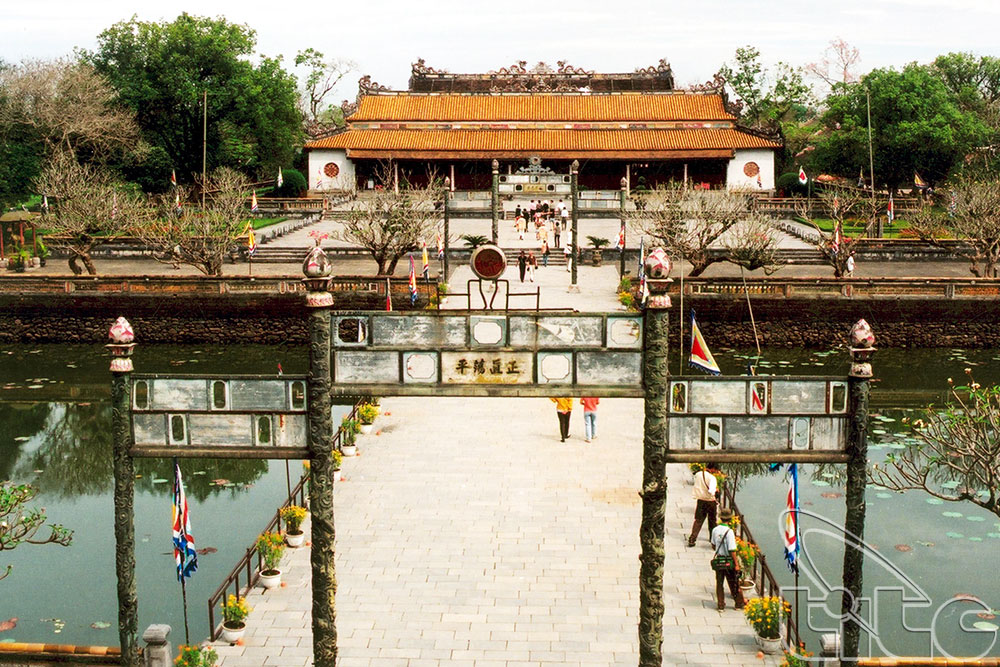 Hue imperial relic site lures thousands of visitors on holiday