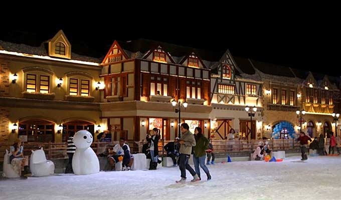 Snow Town offers cool new amusement in Ho Chi Minh City