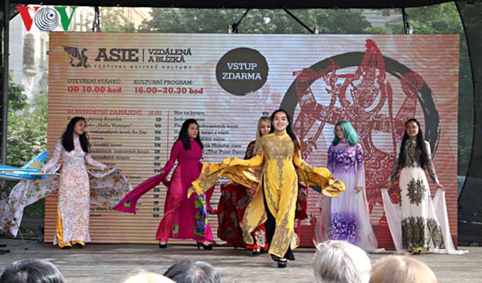 Viet Nam promotes images at Asian culture festival in Czech