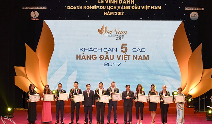 Leading tourism enterprises won Viet Nam Tourism Award 2017