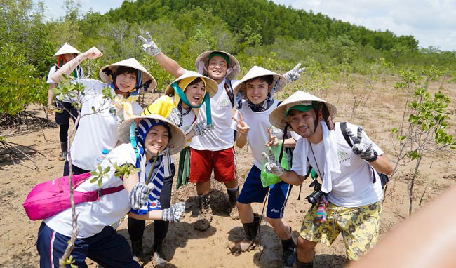 Du khách Nhật tham gia trồng rừng ở Cần Giờ
