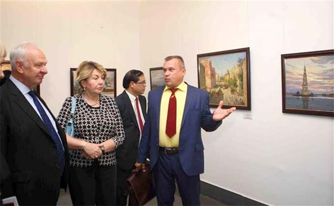 Painting exhibition featuring Russian landscape opens in Ha Noi