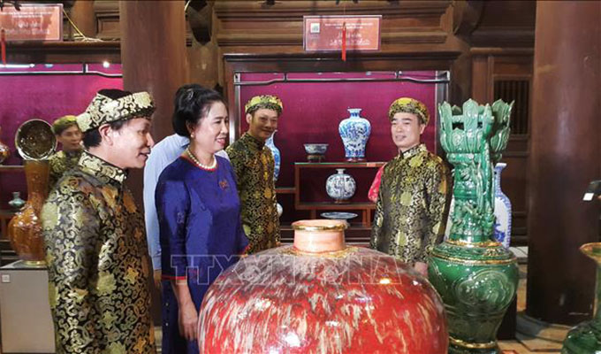 Exhibition displays ceramic products in Ha Noi