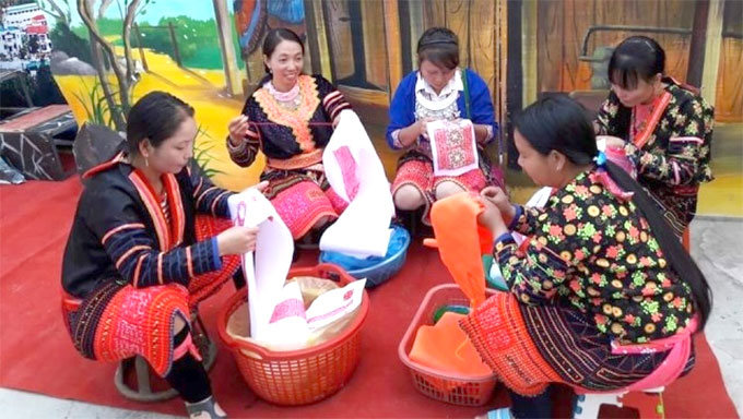 Hmong patterns recognised as national intangible cultural heritage 