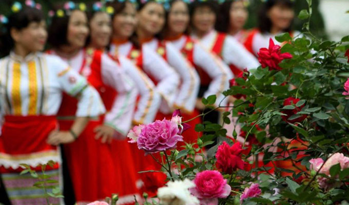 Thousands of people join Bulgarian rose festival in Ha Noi