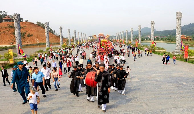 Visitors flocks to Tay Thien festival