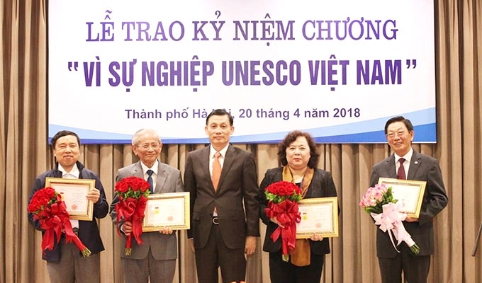 20 individuals presented with UNESCO Viet Nam insignia