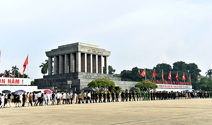 Foreigners join Vietnamese to celebrate President Ho’s birthday