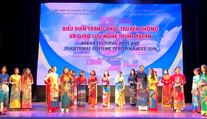 ASEAN traditional costumes, art performed in Ha Noi