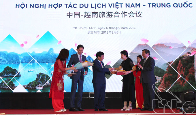 越中两国加强旅游合作与发展
