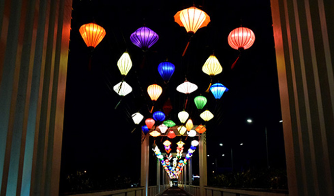 Nha Trang mở cửa cầu đèn lồng đầu tiên ở phố biển
