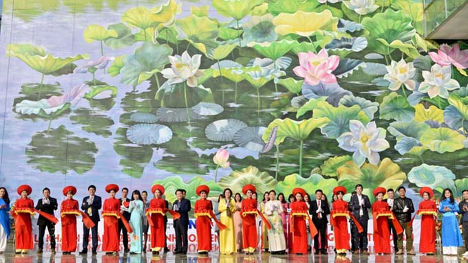 Mural paintings on lotus ponds debut at Noi Bai International Airport