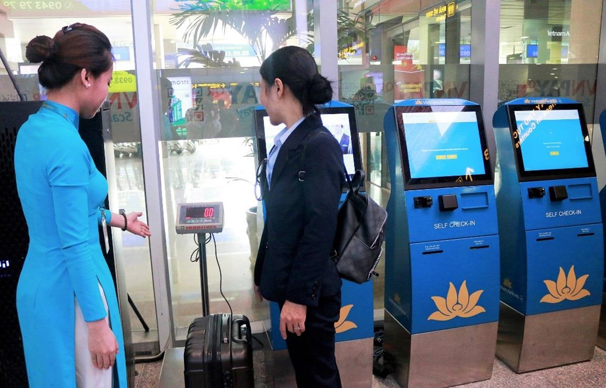 Lần đầu cho hành khách tự làm thủ tục hành lý tại quầy kiosk ở sân bay