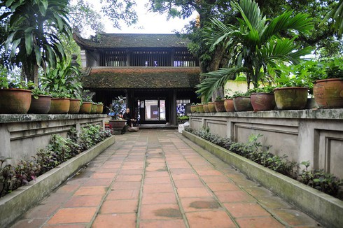 Duong Lam ancient village protects its tourism environment
