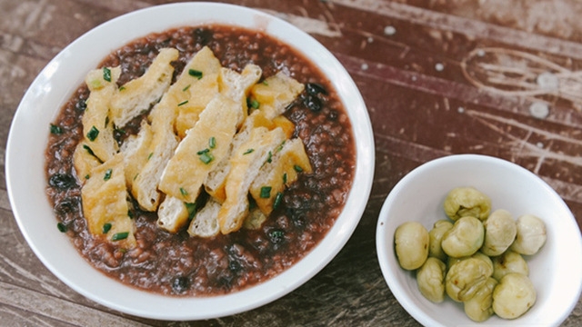 Bean porridge with tofu, pickled eggplants: A simple common dish in Hanoi