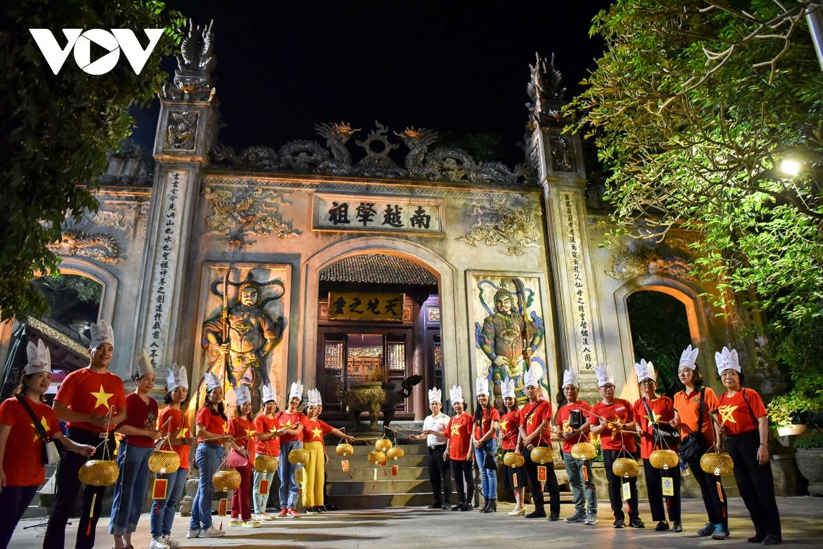 Hung Kings Temple complex welcomes tourists at night
