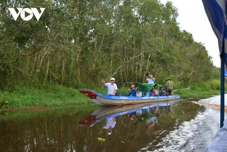 Farmers in Ca Mau province engage in eco-tourism