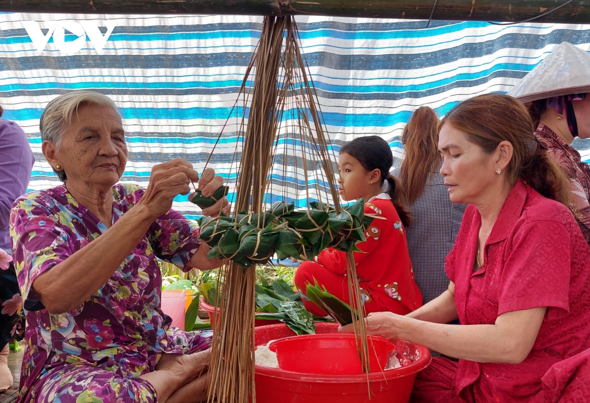 Nhộn nhịp làng nghề gói bánh ú lá tre phục vụ Tết Đoan Ngọ ở Cà Mau