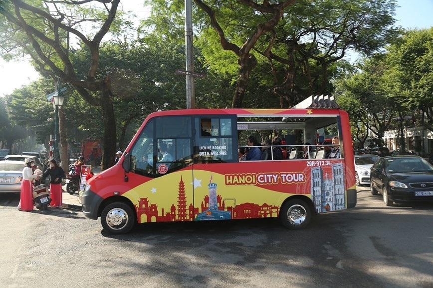 Ha Noi launches convertible single-decker bus route