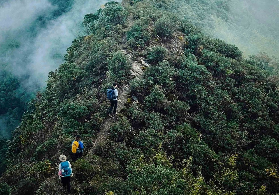 Conquering the majestic Ta Xua Peak (Yen Bai)