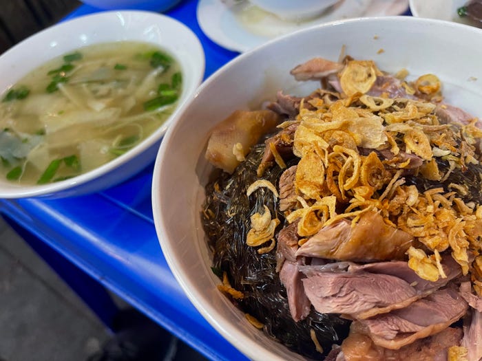  Du khách quốc tế ấn tượng với 5 món ăn đường phố Hà Nội bị Michelin bỏ quên
