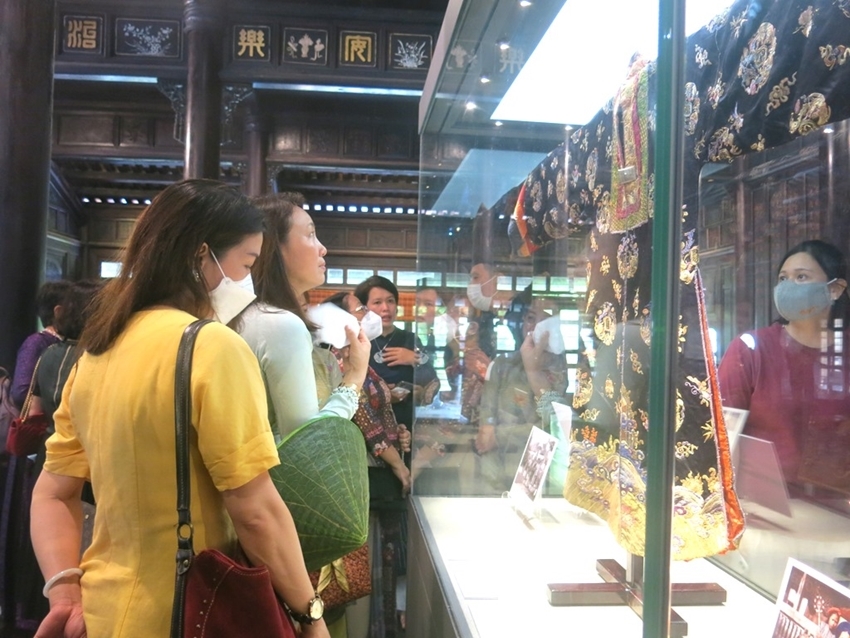 Starting charge visitors entrance fee for visiting Hue Museum of Royal Antiquities, An Dinh Palace and Emperor Thieu Tri's tomb from April 1