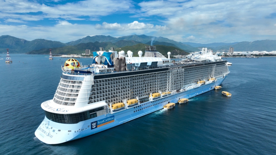 Luxurious cruise ship brings around 4,000 foreign tourists to Khanh Hoa