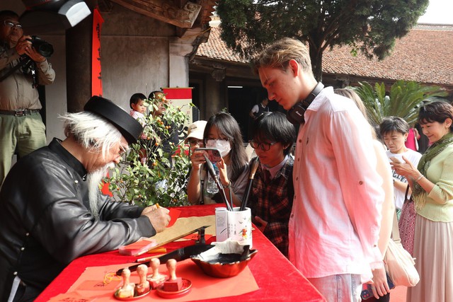 Foreign tourists experience “Vietnamese village Tet” at Duong Lam Ancient Village (Ha Noi)
