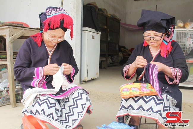 Sơn La: Giữ gìn nghề làm trang phục truyền thống