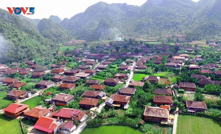 Quynh Son (Lang Son), the village with all its stilt houses facing south