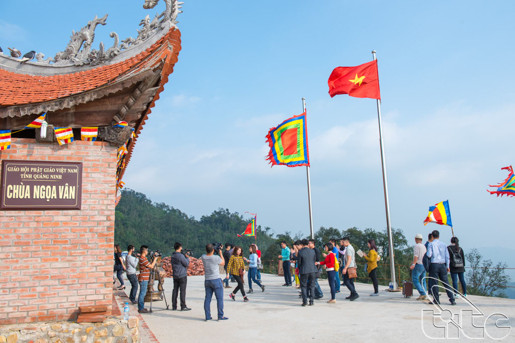The famtrip delegation visits Ngoa Van Pagoda