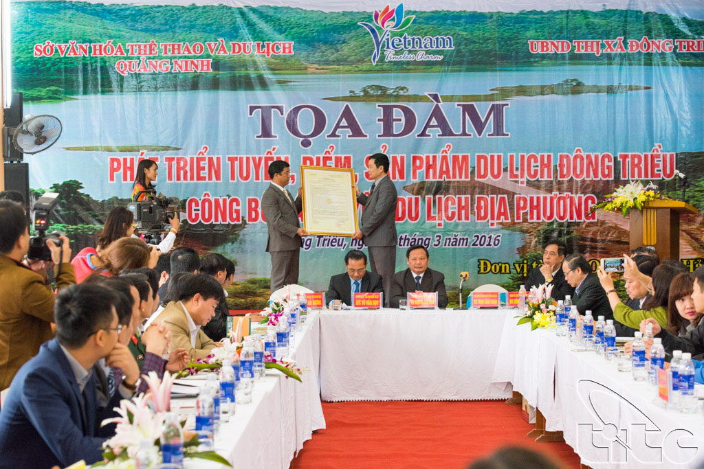 The leader of Quang Ninh provincial Department of Culture, Sports and Tourism awards Decision recognizing 4 tourist routes and 14 destinations in Dong Trieu Town