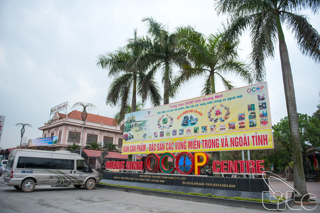 The famtrip delegation visits Quang Ninh OCOP (One Commune, One Product) Centre in Dong Trieu Town
