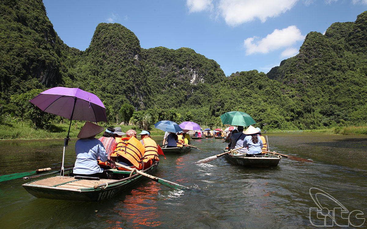 The famtrip to North-east region of Viet Nam National Administration of Tourism (Photo: Xuan Bach)