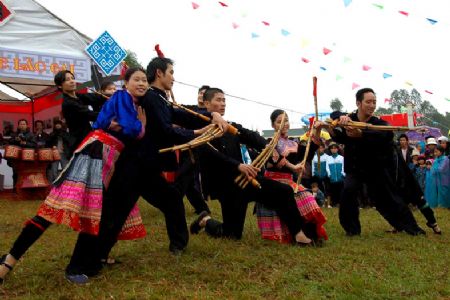 H'Mong people show flute skills in August festival