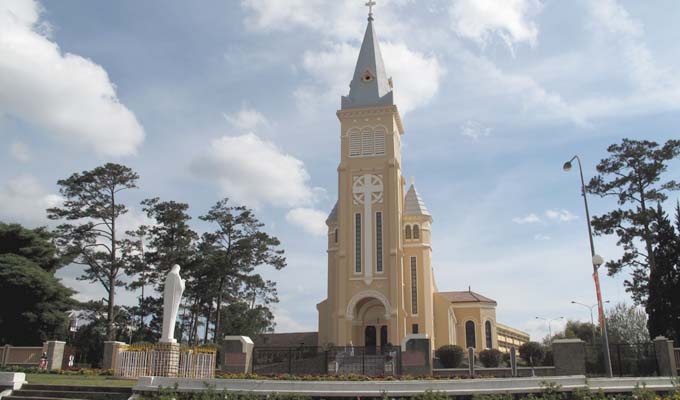 大叻市的公鸡教堂与圣母教堂